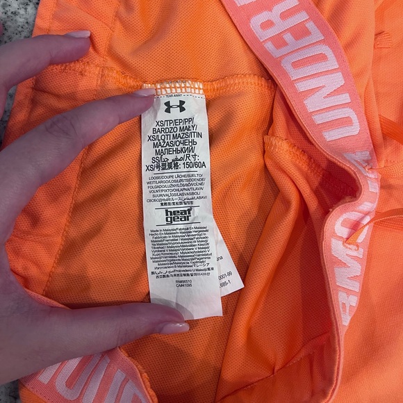 🛍️ Under Armour Women's Bright Orange Athletic Shorts - Picture 6 of 8